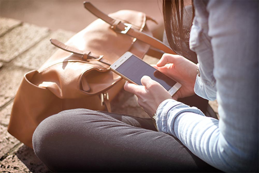 Junge Frau bedient ihr Smartphone